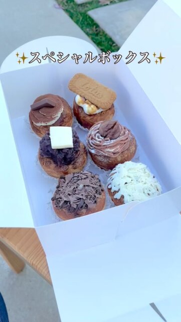 🧇スペシャルボックス🧇

こんばんは⭐️サンシャインクロッフルです☺️
今日、初めて「スペシャルボックス」をお客様にお渡ししました🤗
2周年記念イベントとして6月にご来店くださったお客様にお配りしたポイントカード！(詳しくは、過去の投稿をご覧ください)そのスペシャルボックスがこれです😉

名前は、
クロワッサン+マフィン▶️🧁クロッフィン🧁◀️
スペシャルボックスとして色々悩みましたがこれに決定！👍🏻
クロッフルとはまた違う食感を是非楽しみにしてください😃

ポイントカードお持ちのお客様💓あと、6ヶ月で期間満了です！お急ぎください🏃💨
残念ながらポイントカードを貰えなかったお客様、来年の3周年記念イベントを是非、お楽しみに😂

#千葉グルメ #松戸 #松戸グルメ #北小金 #北小金グルメ #柏 #柏グルメ #南柏グルメ #流山 #流山グルメ #流山おおたかの森 #流山おおたかの森グルメ #あじさい寺 #本土寺 #スイーツ #クロッフル #クロッフル専門店 #キッチンカー #千葉キッチンカー #ワッフル